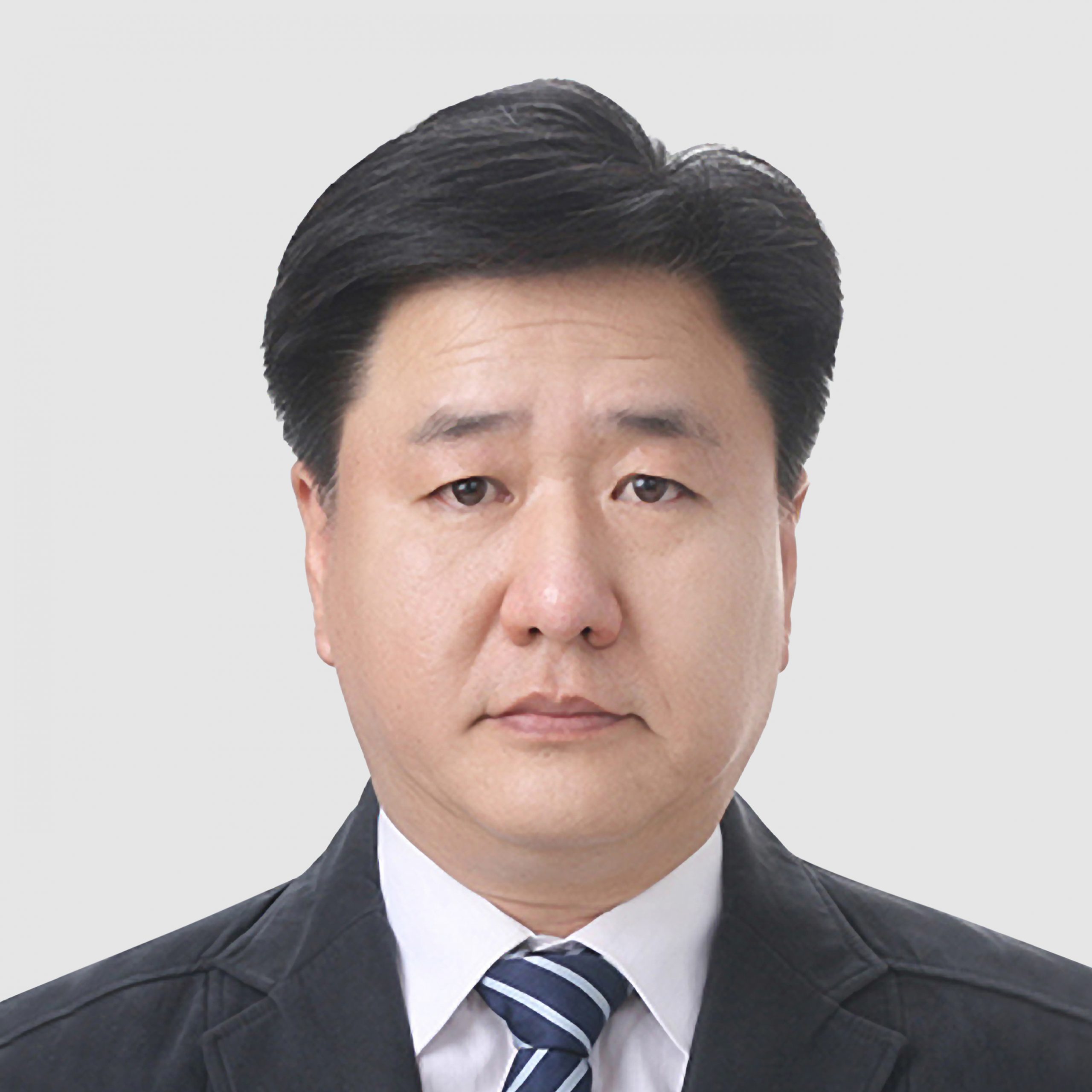 Joonhee (Albert) Lee es el director de Investigación y Desarrollo de Essex Solutions. Anteriormente, fue el presidente de las operaciones de alambre magneto en Asia, donde se enfocó en el sector automotriz, especialmente en los motores de tracción. Lee también se desempeñó como director general de la planta de Suzhou y director ejecutivo de Tecnología de la empresa. Con más de 25 años de experiencia en el desarrollo de nuevas tecnologías, Lee ha realizado importantes contribuciones a la industria automotriz, especialmente en la mejora de las propiedades del alambre magneto para aplicaciones de motores y en el perfeccionamiento de los procesos de esmaltado. Tiene una maestría en Química Industrial de la Universidad Nacional de Kyungpook en Corea del Sur. La experiencia de Lee en el desarrollo de tecnología e innovación ha sido clave para impulsar los avances en las aplicaciones de alambre magneto, sobre todo en el sector automotriz en evolución.